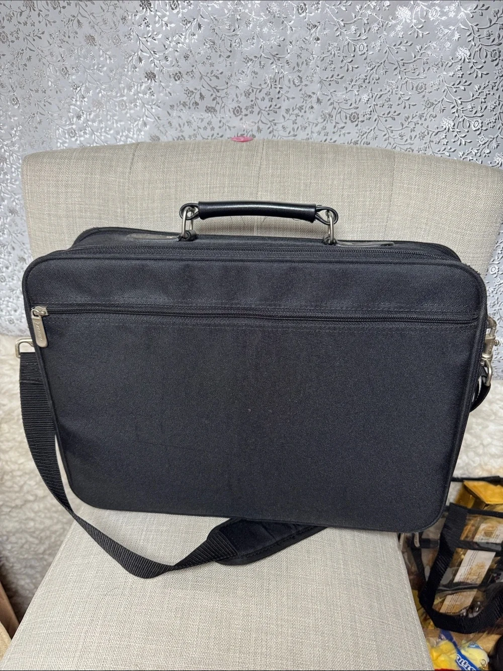 Targus Black Men's Laptop Messenger Bag with Shoulder Strap